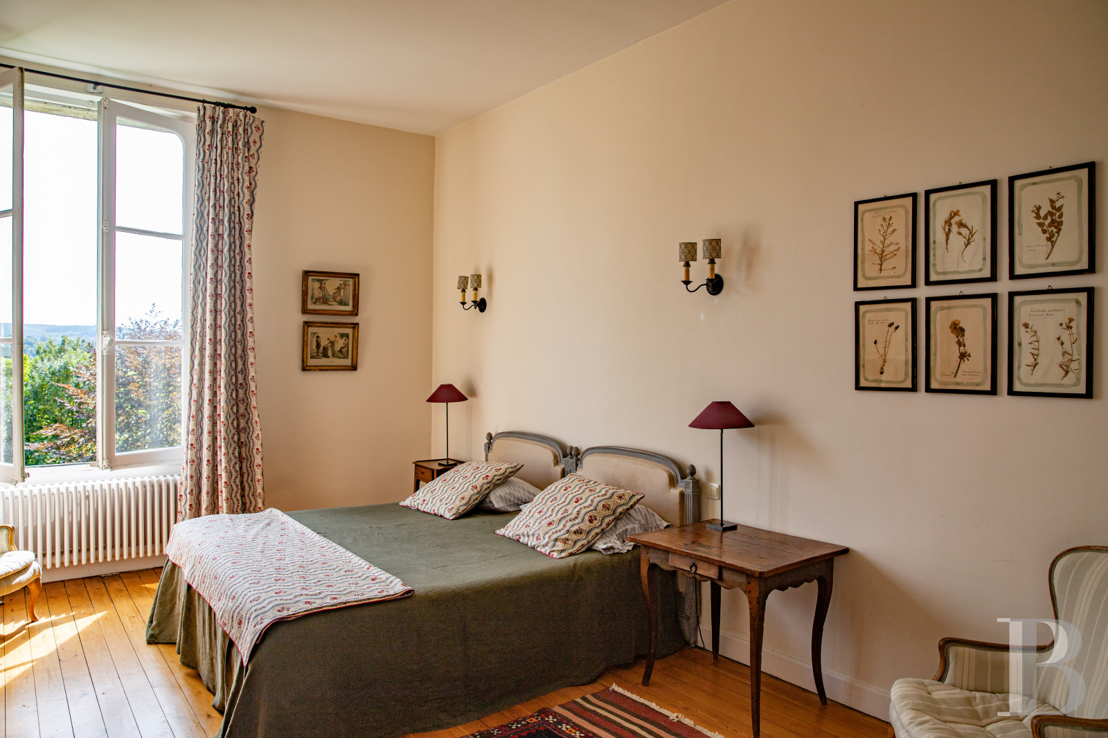 Dans le Perche, au nord-est de Bellême, une maison des 18e et 19e siècle au milieu de grands arbres  - photo  n°29